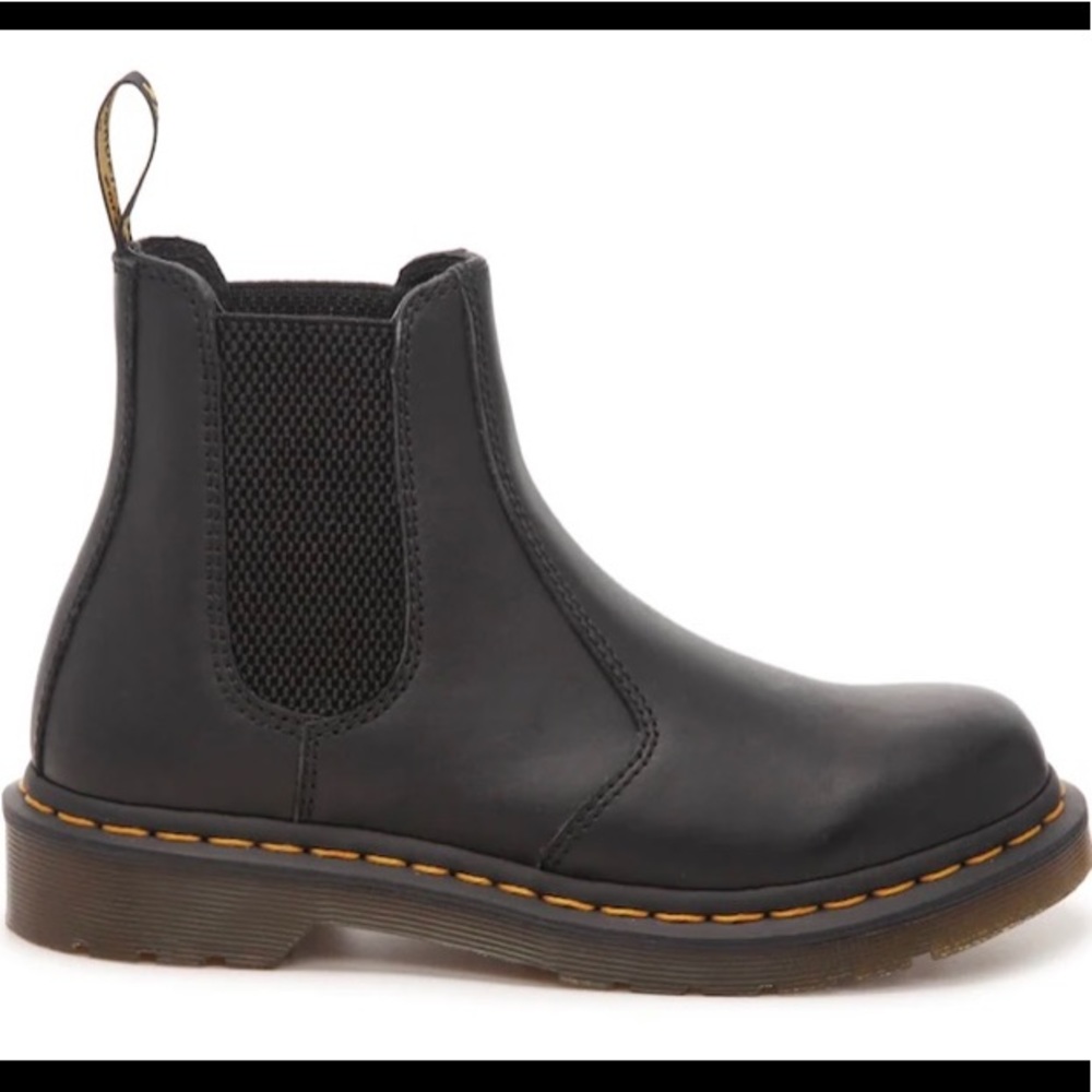 Doc martens Chelsea boot lightly used for 1 month. So comfy